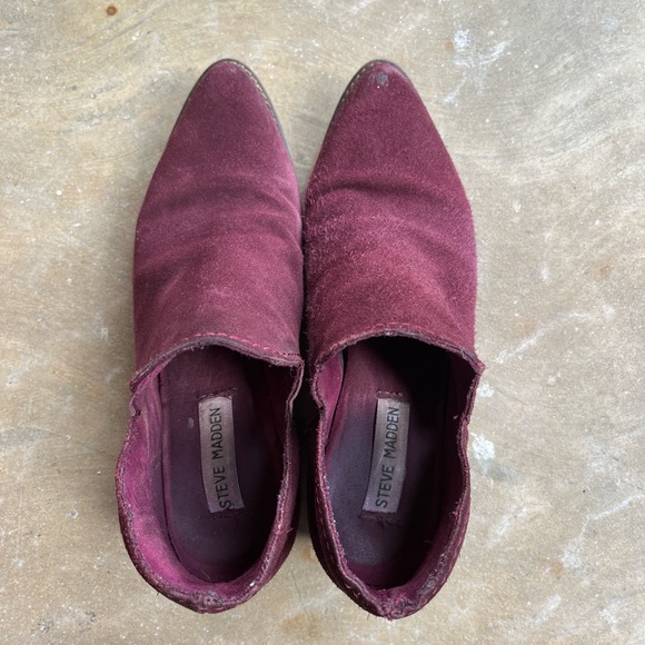 STEVE MADDEN’s “AUSTIN” BURGUNDY ANKLE BOOTIES - Picture 2 of 4